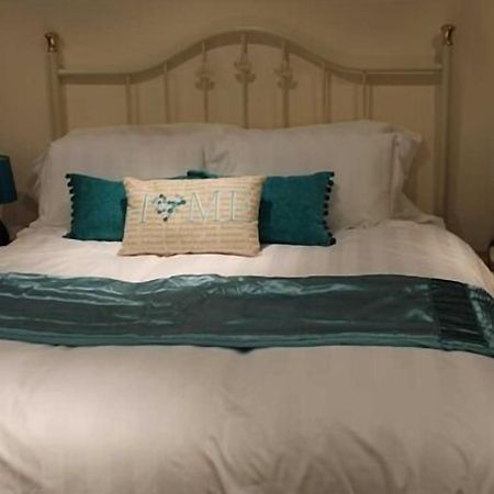 We Three Loggerheads Hotel Gwernymynydd Bagian luar foto