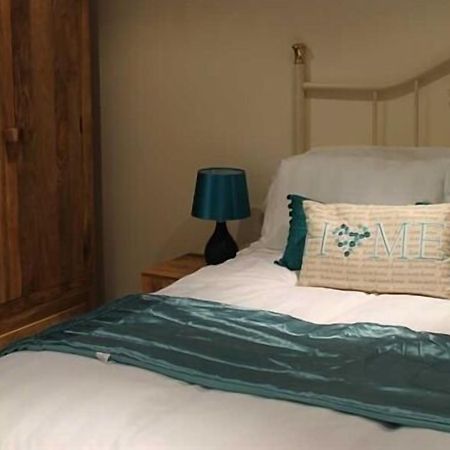 We Three Loggerheads Hotel Gwernymynydd Bagian luar foto