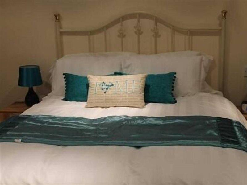 We Three Loggerheads Hotel Gwernymynydd Bagian luar foto