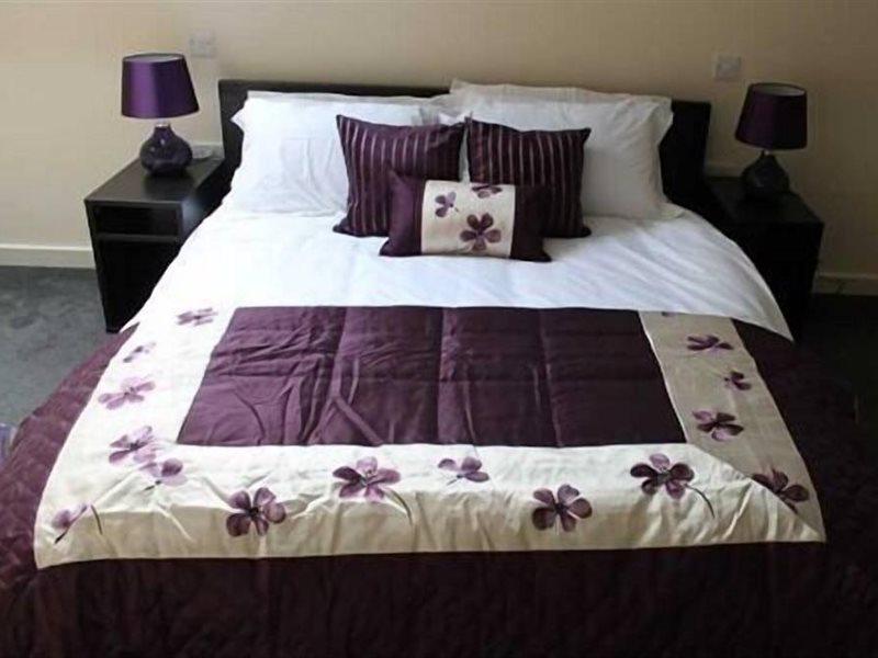 We Three Loggerheads Hotel Gwernymynydd Bagian luar foto